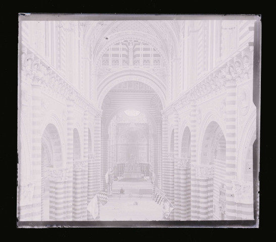 Intérieur de cathédrale.