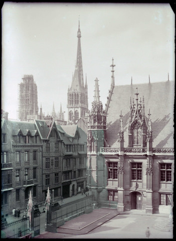 Cour du palais de justice de Rouen (Seine-Maritime), tours et flèche de la cathédrale Notre-Dame de l'Assomption de Rouen (Seine-Maritime).
