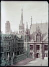 Cour du palais de justice de Rouen (Seine-Maritime), tours et flèche de la cathédrale Notre-Dame de l'Assomption de Rouen (Seine-Maritime).