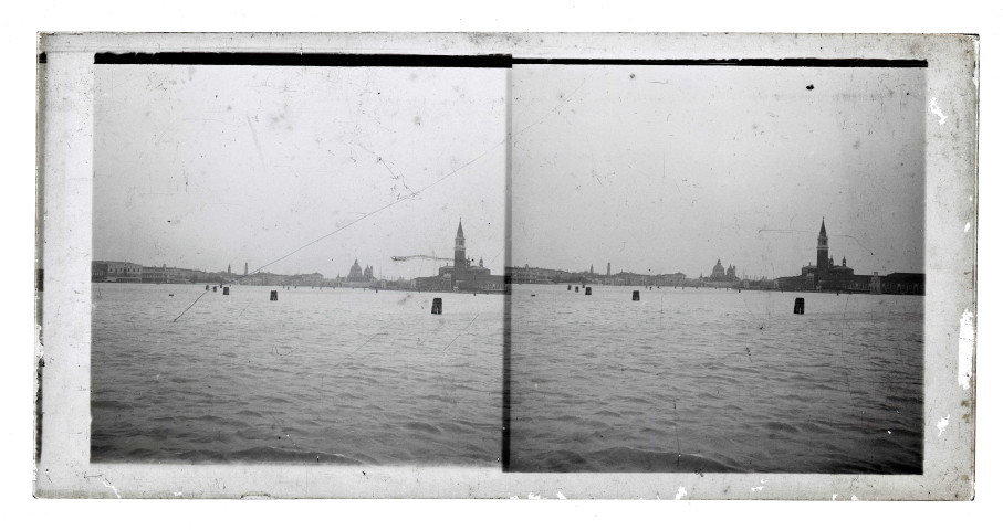 Entrée du port de Venise (Italie).