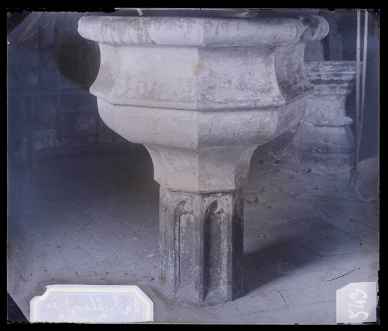 Église de La Selles (Eure), fonts baptismaux.