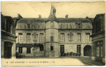 Andelys (Les). La Cour de la Mairie.