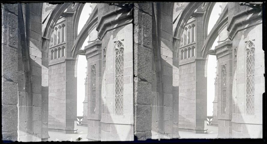 Détail de la façade et de la terrasse de l'église abbatiale du Mont-Saint-Michel (Manche).