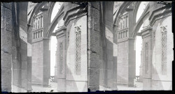 Détail de la façade et de la terrasse de l'église abbatiale du Mont-Saint-Michel (Manche).