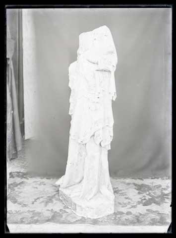 Statue de la Vierge à l'enfant de Lisors (Eure), détail de draperie.