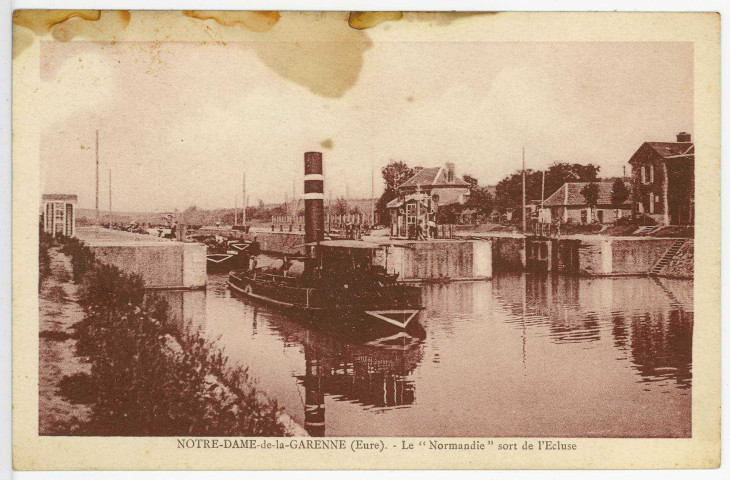 Saint-Pierre-la-Garenne. La «Normandie» sort de l'Ecluse.