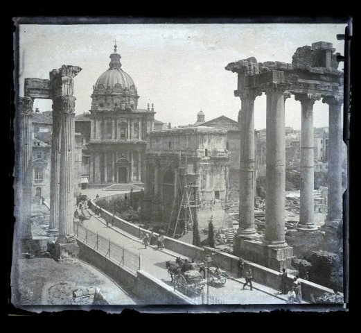 Forum romain avec l'Arc de triomphe de Septimius Severus en l'honneur de la bataille remportée et colonnes antiques à Rome (Italie). Idem 5103.