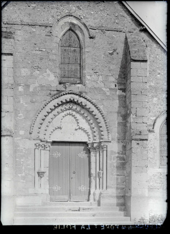 Vue sur le portail de l'église de Forêt-la-Folie (Eure).