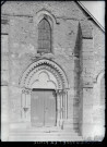 Vue sur le portail de l'église de Forêt-la-Folie (Eure).