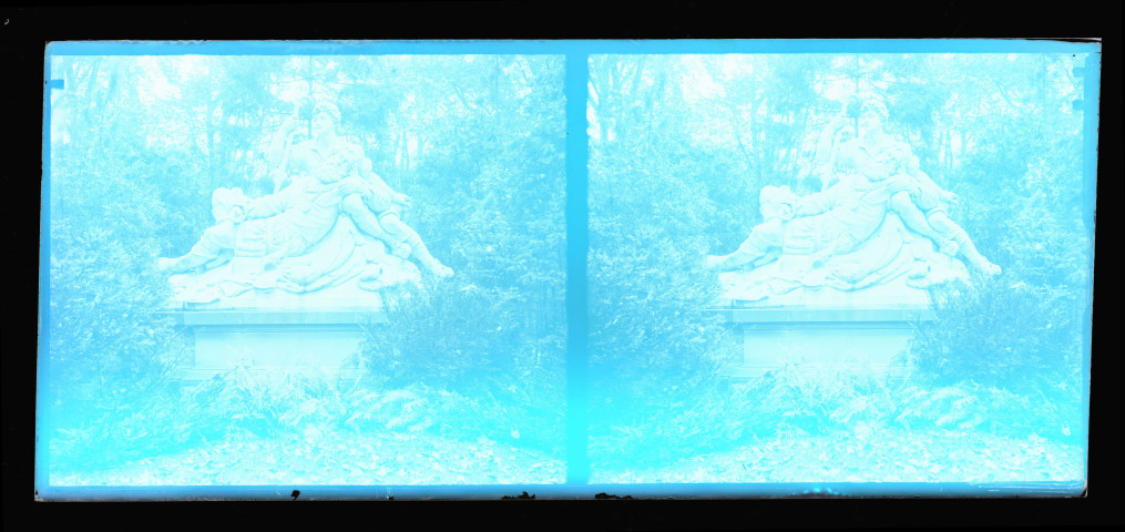 Groupe statuaire dans un jardin public.