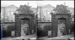Vue sur le fronton et la cour intérieure d'un hôtel particulier ou d'un bâtiment administratif, endommagé par les bombardements de la seconde guerre mondiale.