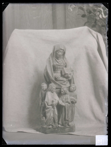 Église de La Bonneville-sur-Iton (Eure), statue de Marie-Jacobé et de ses quatre enfants.
