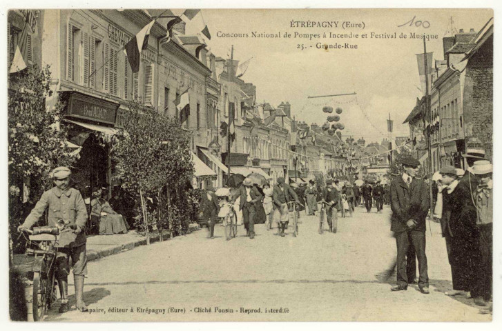 Etrépagny. Concours National de Pompes à Incendie et Festival de Musique. Grande Rue.