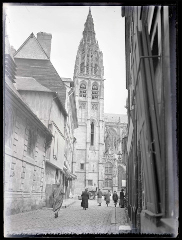 Petite flèche de l'église de Caudebec-en-Caux (Seine-Maritime) vue d'une rue animée.