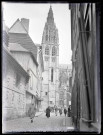 Petite flèche de l'église de Caudebec-en-Caux (Seine-Maritime) vue d'une rue animée.