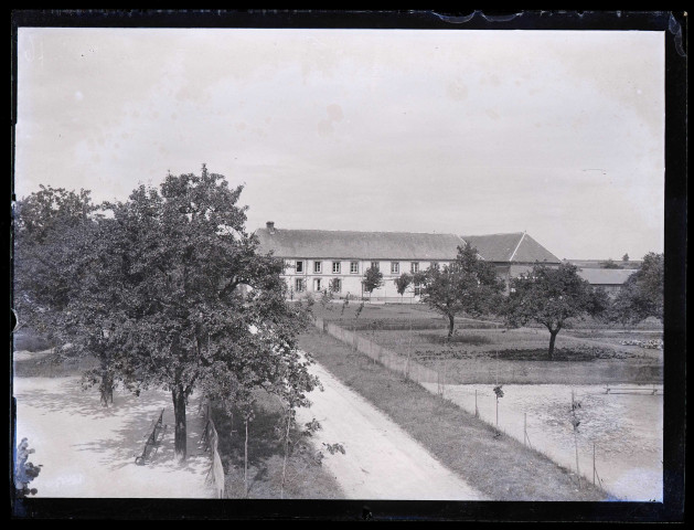 Vue générale sur l'école professionnelle d'Orgeville (Eure).