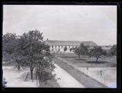 Vue générale sur l'école professionnelle d'Orgeville (Eure).