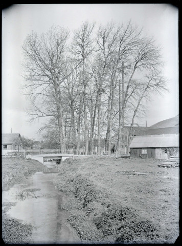 Ruisseau et pont dans la campagne normande.