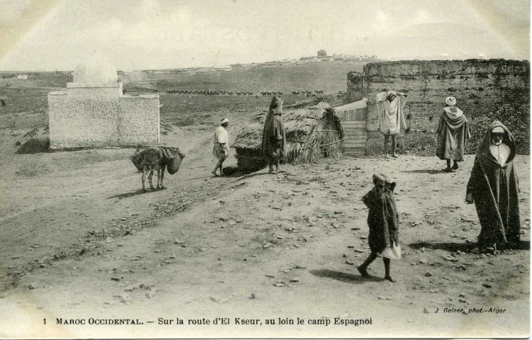 Sur la route d'El Kseur, au loin le camp Espagnol