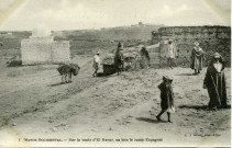Sur la route d'El Kseur, au loin le camp Espagnol