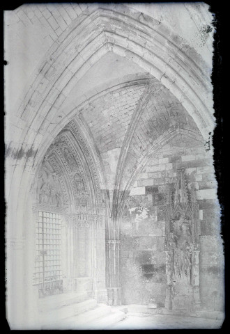 Statue de Vierge et l'enfant et portail de la galerie sud du cloître de l'abbaye Notre-Dame de Fontenelle de Saint-Wandrille-Rançon (Seine-Maritime) représentant le couronnement de la Vierge.