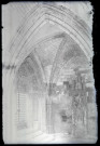 Statue de Vierge et l'enfant et portail de la galerie sud du cloître de l'abbaye Notre-Dame de Fontenelle de Saint-Wandrille-Rançon (Seine-Maritime) représentant le couronnement de la Vierge.