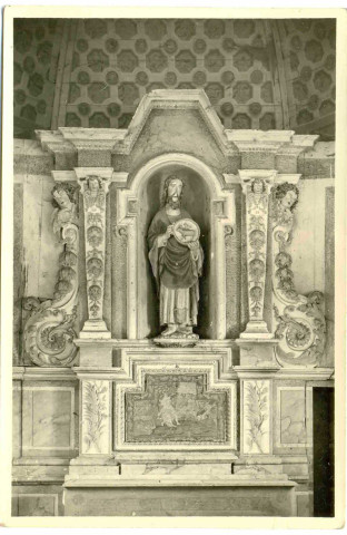 Autel et statue de Saint-Jean Baptiste dans la chapelle de Fresnelle à Boisemont (Eure, France)