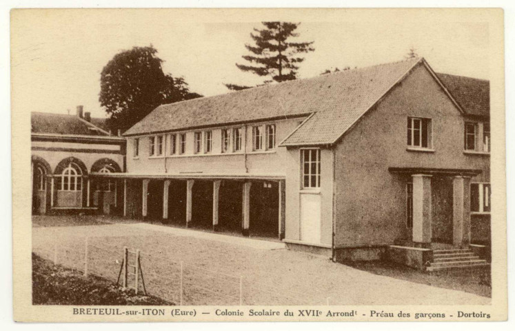 Breteuil-sur-Iton. Colonie Scolaire du XVIIe Arrondt-Préau des Garçons Dortoirs.