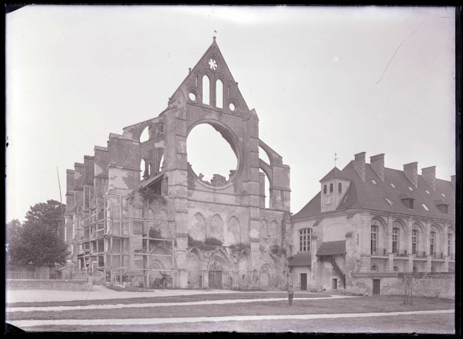 Ruines et vestiges de l'ancienne abbaye de Longpont (Aisne).