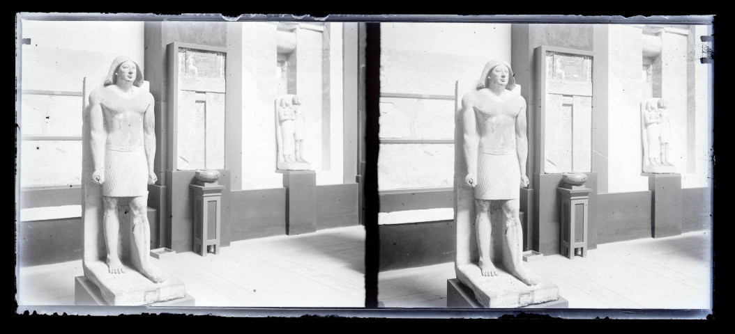 Salle et collections d'un musée égyptien.
