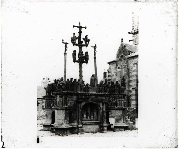 Calvaire du cimetière de l'église de Lopérec (Finistère).