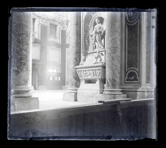 Tombeau de la basilique Saint-Pierre de Rome (Italie).