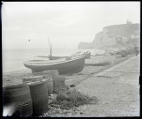 Chaloupes accostées sur une plage, probablement Fécamp (Seine-Maritime).