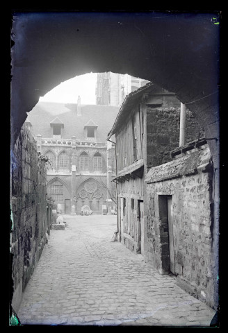 Ruelle pavée.