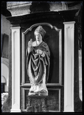 Statue d'un saint évêque dans la nef de l'église Saint-Martin de Veules-les-Roses (Seine-Maritime, France)