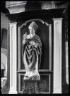 Statue d'un saint évêque dans la nef de l'église Saint-Martin de Veules-les-Roses (Seine-Maritime, France)