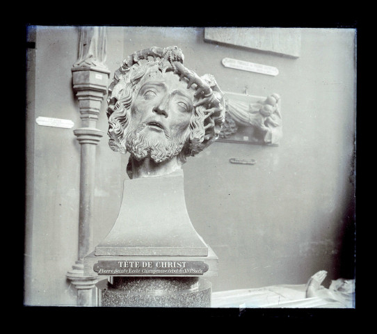Sculpture représentant une tête de Christ peinte de l'École italienne exposée dans un musée.