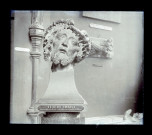 Sculpture représentant une tête de Christ peinte de l'École italienne exposée dans un musée.