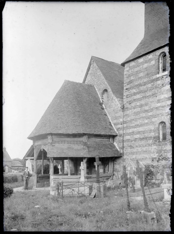 Porche en bois de l'église de Beauficel-en-Lyons (Eure).
