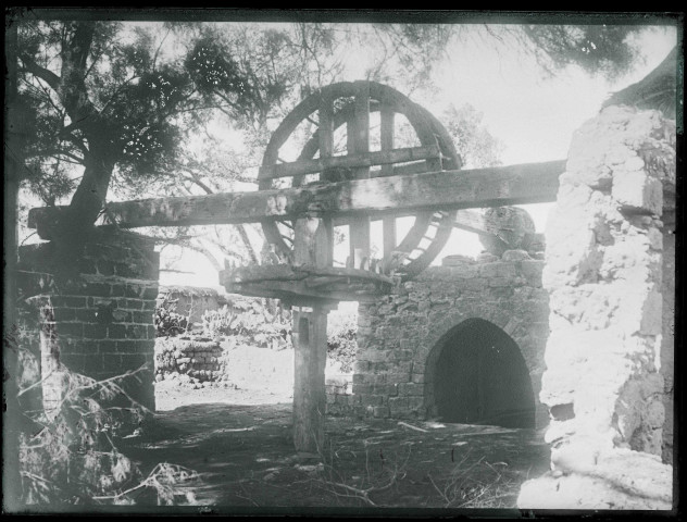 Noria dans un jardin.