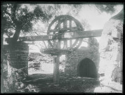 Noria dans un jardin.