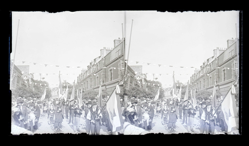 Procession de la Vierge au Monument de Jeanne d'Arc et à la basilique Notre-Dame de Bonsecours (Seine-Maritime).