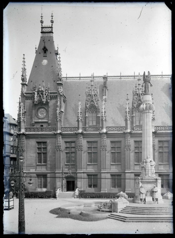 Façade sur rue du palais de justice de Rouen (Seine-Maritime) et monument à la Victoire de Rouen (œuvre de Maxime Réal del Sarte).