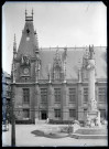 Façade sur rue du palais de justice de Rouen (Seine-Maritime) et monument à la Victoire de Rouen (œuvre de Maxime Réal del Sarte).