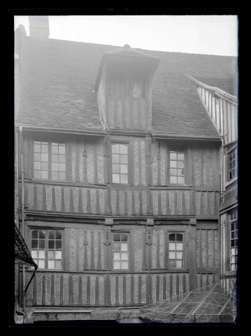 Façade de maison à pans de bois de Lisieux (Calvados).