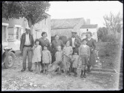 Famille de paysans devant leur ferme.