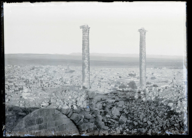 Vue générale des quartiers turcs prise de la citadelle à Ourfa (Turquie).