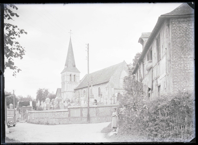 Vue générale de l'église de Brestot (Eure) et de son cimetière.