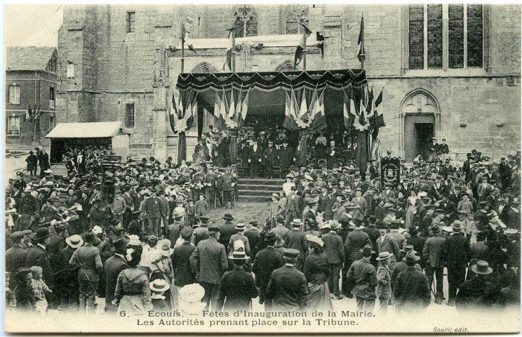 Ecouis. Fêtes d'Inauguration de la Mairie. - Les Autorités prenant place sur la Tribunes.
