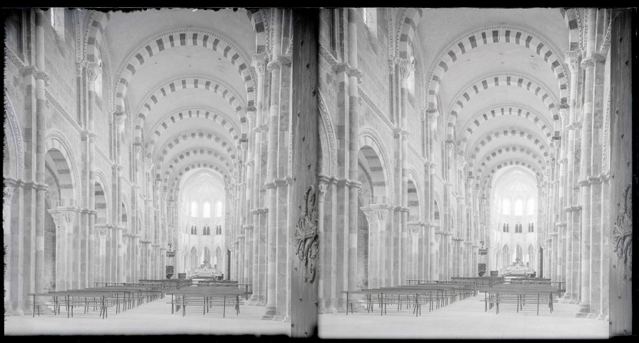 Piliers et chapiteaux sculptés de l'église de la Madeleine de Vézelay (Yonne).